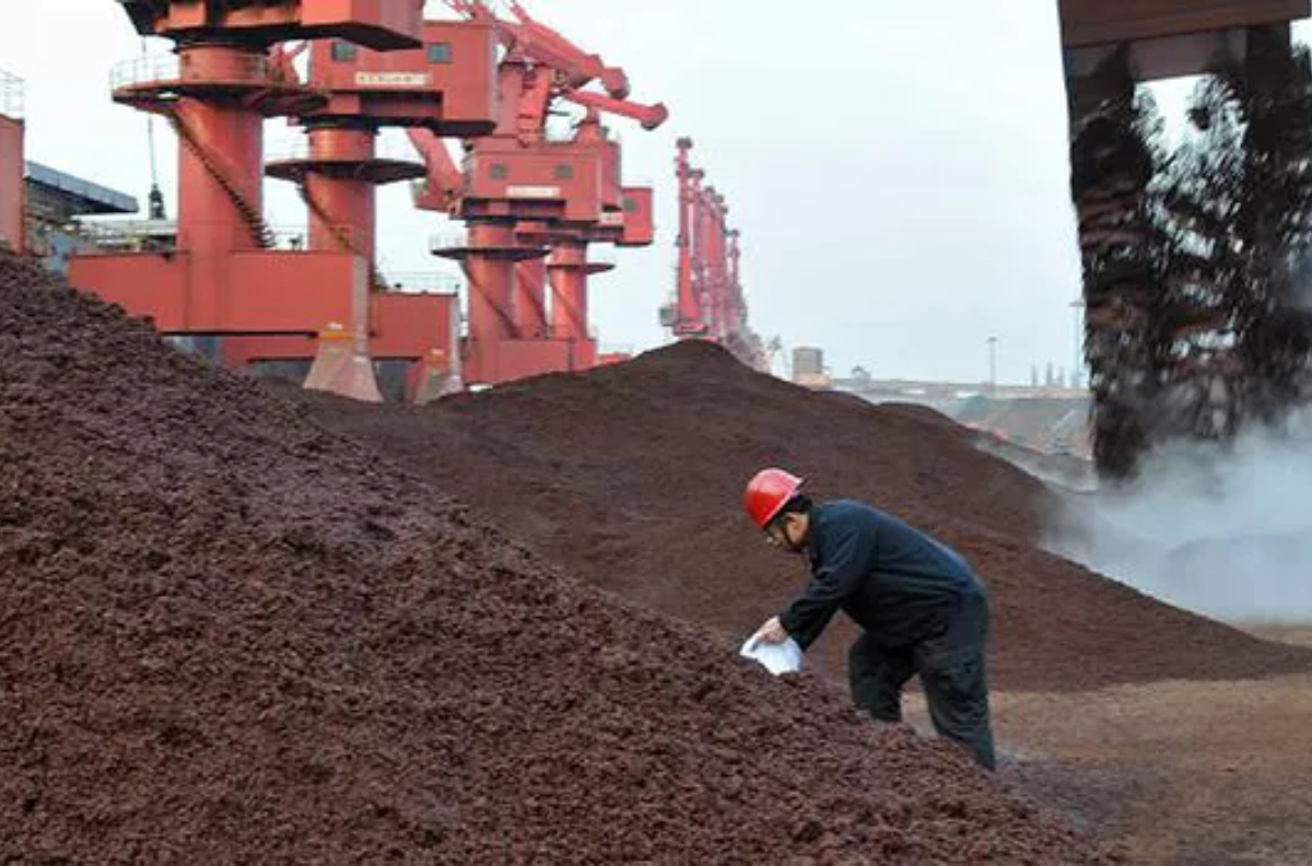 minério-de-ferro-cai-mais-na-china-devido-a-preocupações-com-imobiliário
