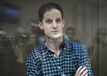 russos-mantêm-jornalista-americano-sob-custódia-em-caso-agente-estrangeiro