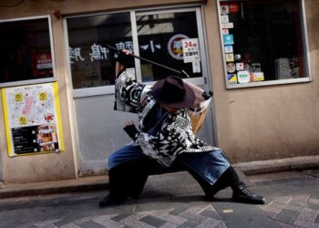 limpeza-pós-halloween-em-tóquio-feita-por-samurais-coletores-de-lixo