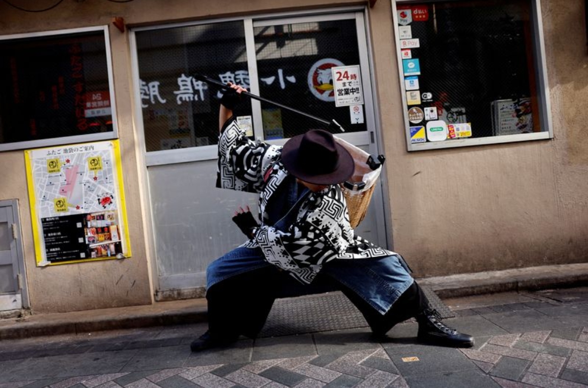 limpeza-pós-halloween-em-tóquio-feita-por-samurais-coletores-de-lixo