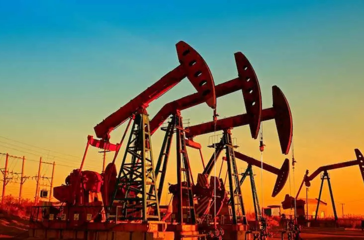 petróleo-cai-4-devido-à-demanda-fraca-e-dólar-forte.