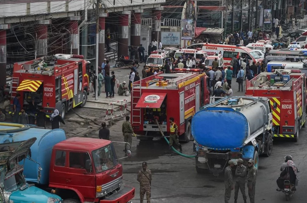 tragedia-incendio-em-shopping-no-paquistao-deixa-10-mortos-confira