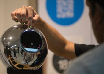 Argentinos enfrentam longas filas para escanear a íris em troca de criptomoedas: quais os riscos e a segurança envolvida nessa transação?