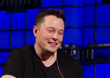 Queda das ações da Tesla confirma crítica de Nassif: Elon Musk é um “gestor de terceira categoria” – Entenda a repercussão do desempenho da empresa e os desafios do polêmico CEO.